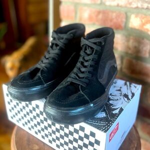 Vans - Sk8-Hi men’s size 9, Black/Black.